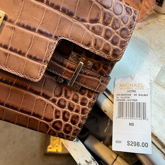 Michael kors clutch, shoulder or crossbody bag genuine cowhide worn once - Picture 4 of 4